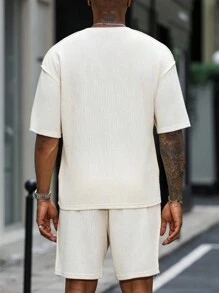 Manfinity Homme 2 件男士休闲纯色宽松短袖 T 恤和短裤套装 - 杏色 - 查看 2