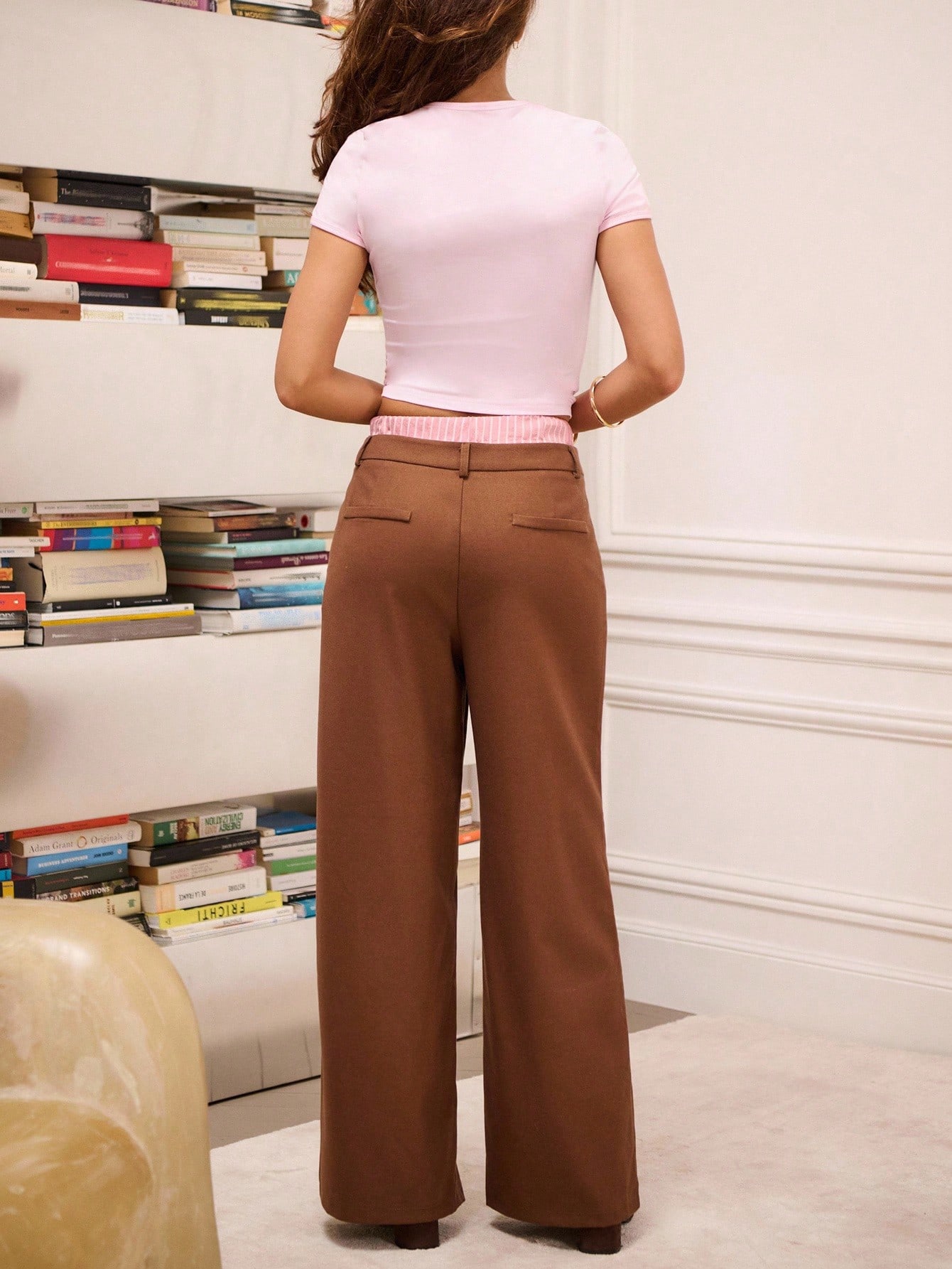 刺繍パリデザイン ピンク半袖フィットTシャツ レディース グラフィックティー パリスロゴ Tシャツ 学校に戻る