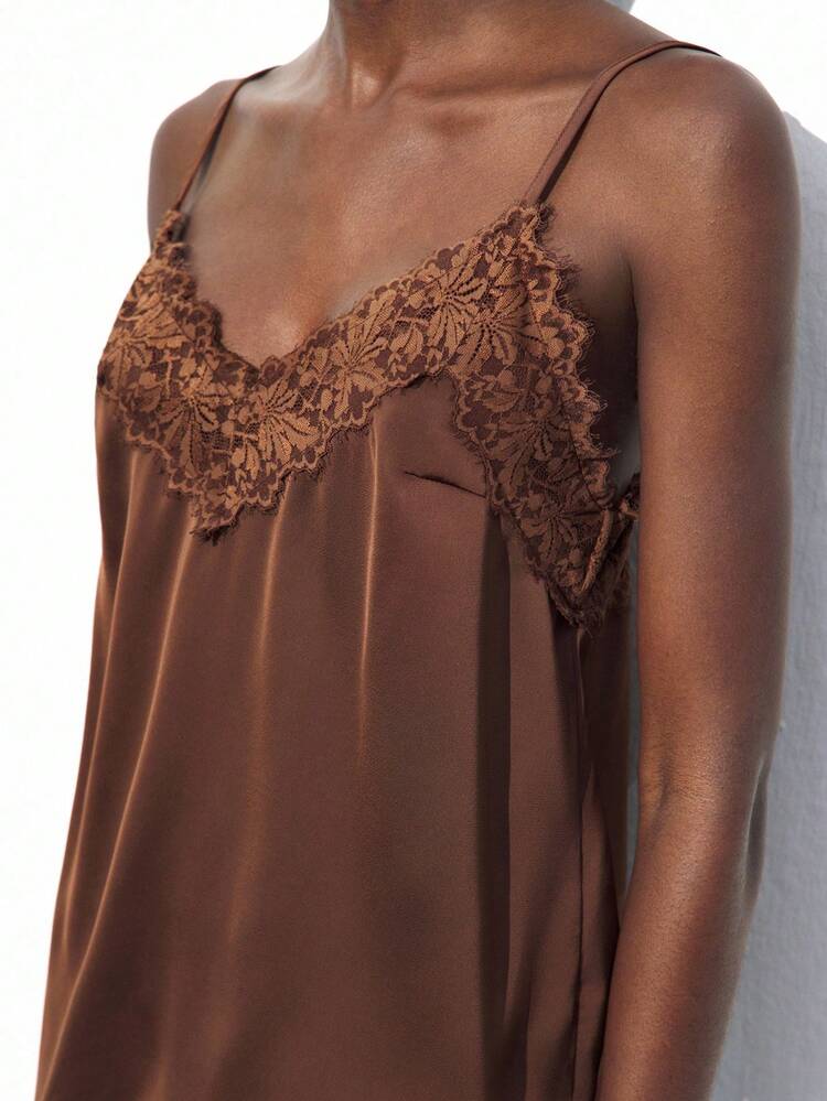 SHEIN Maija Top Casual Feminina de Renda Marrom com Recortes, Elegante, Romântica, Fashionável e Confortável, Decote em V Ajustável com Alças Finas, Adequada para Verão, Outono, Trabalho, Férias. Regata Marrom para Férias, Verão, Passeio, Formatura