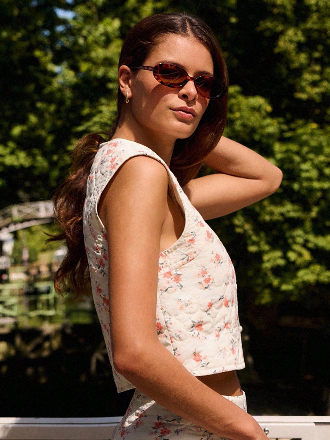 Chaleco sin mangas con botones al frente y estampado floral vintage acolchado para salir