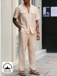 Manfinity Homme 纯色卡其色常规款短袖衬衫和裤子套装，带口袋细节，奶油色男装