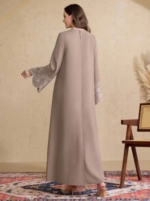 Al Najma 女士春夏圆领梭织边刺绣喇叭袖阿拉伯风格连衣裙，阿拉伯连衣裙 - 咖啡棕 - 查看 2