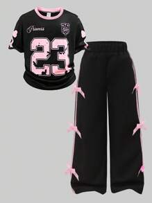 SHEIN Conjunto de camiseta casual de verano para niñas, estilo vintage americano con estampado de números y letras inglesas con lazo en color rosa, camiseta de punto de cuello redondo y manga corta combinada con pantalón de tela tejida de color rosa sólido con diseño de cinta rosa y lazo 3D rosa, conjunto de 2 piezas, adecuado para volver al colegio, uso diario casual, moda, exterior, viajes, fotografía, estilo callejero Y2K, ropa de vuelta al colegio, ropa de graduación - Multicolor - Ver 5