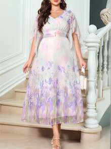 SHEIN Clasi 1 件大码女式夏季优雅花卉印花 V 领花瓣袖褶饰腰部超长连衣裙，度假风格，大码女式长礼服 - 彩色 - 查看 2