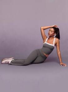 GLOWMODE FeatherFit™ Débardeur court rétro doux et élastique, évacuant la transpiration, avec bonnets amovibles, dos en V profond, bicolore. Adapté au yoga, au Pilates, à la barre, au gym, à l'usage quotidien et décontracté. - Gris foncé - Voir 7
