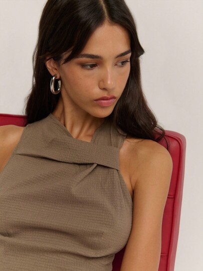 Nöista 无袖上衣非常适合初秋。它是一款实用又时尚的打底衫，非常适合凉爽的清晨和夜晚。整体风格简约而都市。