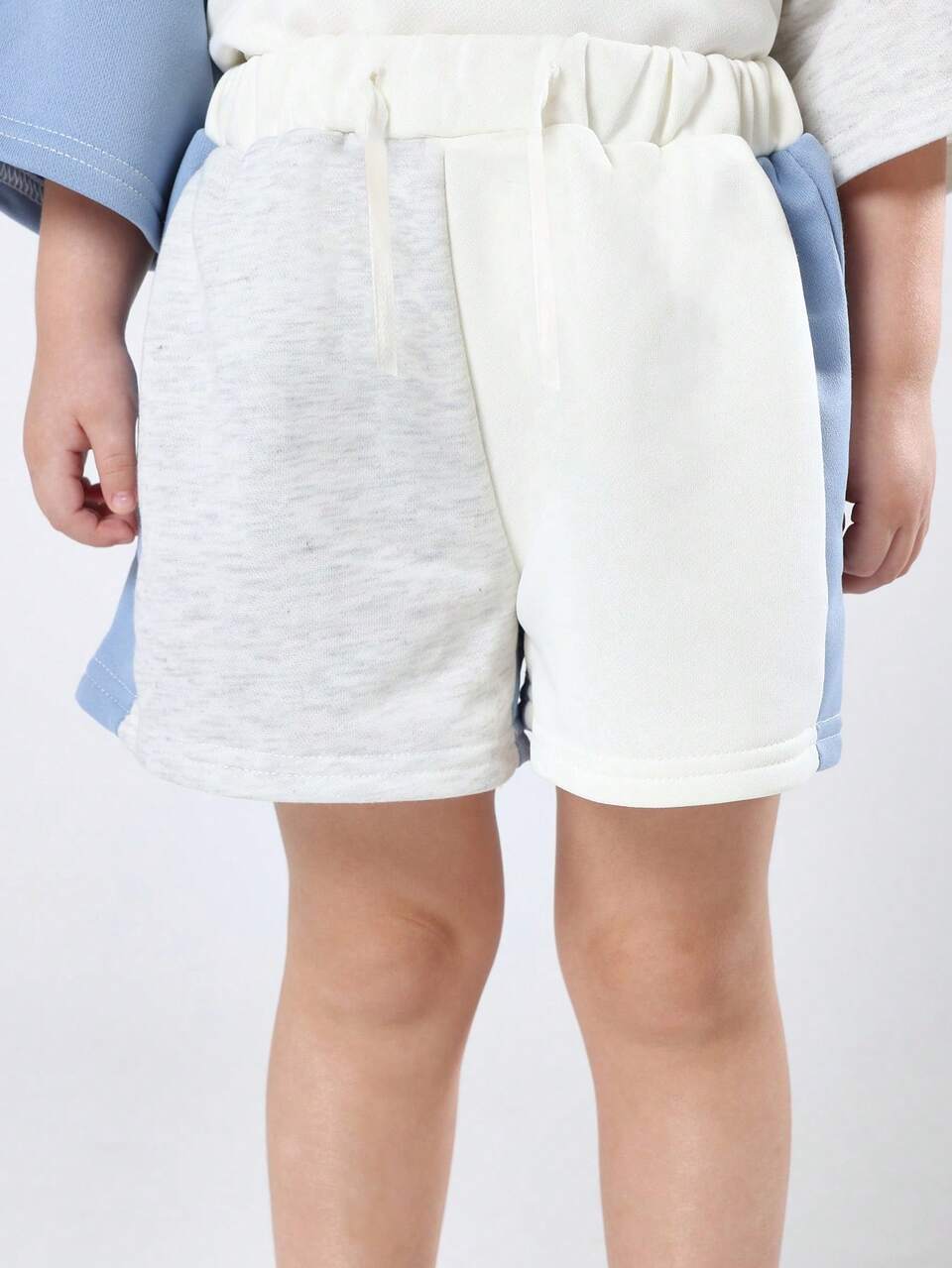 Conjunto coordenado de camiseta e shorts raglan com blocos de cores