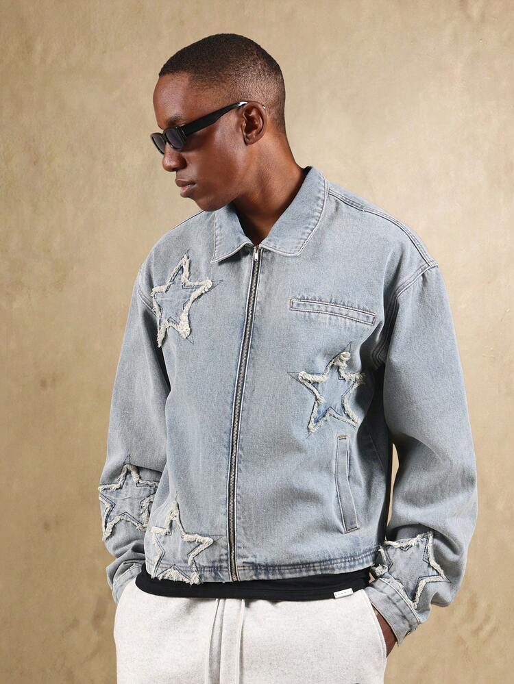 Kurtka jeansowa z aplikacją w gwiazdki i surowymi krawędziami