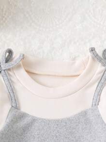 SHEIN 女婴3D蝴蝶结圆领长袖二合一蓬松毛衣。3D蝴蝶结装饰，展现俏皮可爱的造型。圆领长袖设计，经典百搭。二合一款式，搭配层叠细节，让您的小宝贝成为众人瞩目的焦点。适合派对、外出、居家休闲和日常活动。 - 彩色 - 查看 11