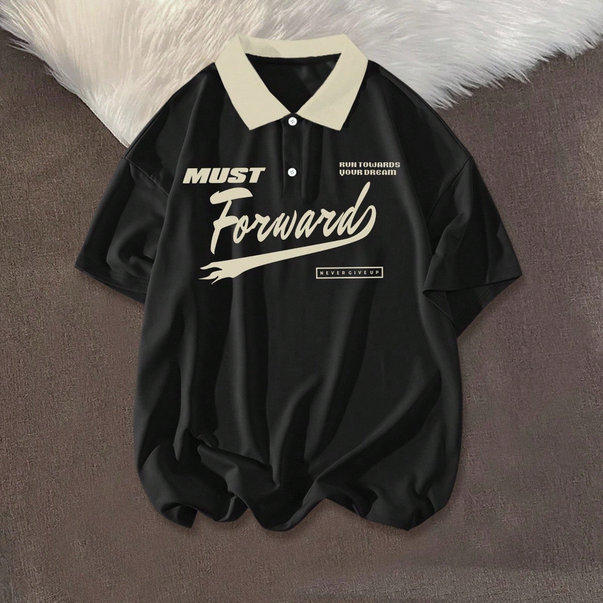Camiseta tipo polo para hombres con diseño gráfico de eslogan, cuello de contraste y hombros caídos de talla grande