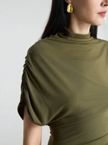 Ontre 2025新款休闲女T恤宽松都市风商务休闲军绿色女式立领斜肩修身不对称下摆夏季上衣 - 軍綠色 - 查看 5