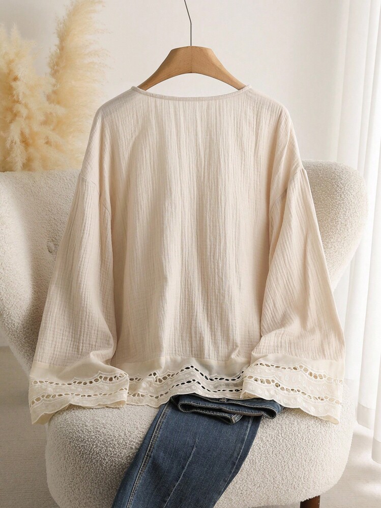 SHEIN CURVE+ 大码休闲V领长袖系带衬衫，花卉蕾丝拼布纹理 - 米色 - 查看 2