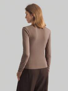 Ontre 2025 春季新款女士褶皱领长袖基础款T恤，不规则下摆褶皱长袖纯色翻领T恤，商务休闲办公低调复古高品质都市通勤高端机场时尚高级面料 - 咖啡棕 - 查看 5