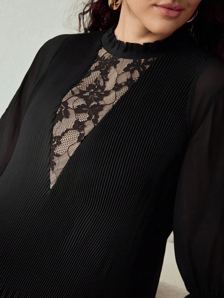 VESTIDO CORTO DE MANGA LARGA CON CUELLO FRUNCIDO, ENCAJE CONTRASTANTE Y PLIEGUES EN FORMA DE A PARA OTOÑO TALLA GRANDE