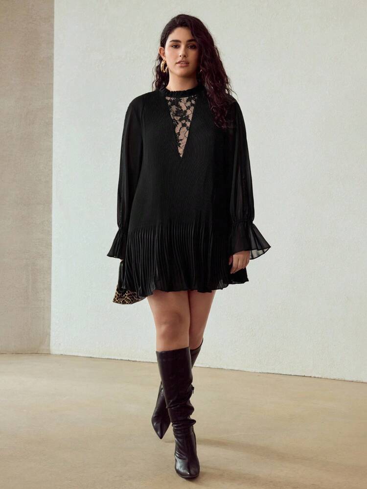 VESTIDO CORTO DE MANGA LARGA CON CUELLO FRUNCIDO, ENCAJE CONTRASTANTE Y PLIEGUES EN FORMA DE A PARA OTOÑO TALLA GRANDE