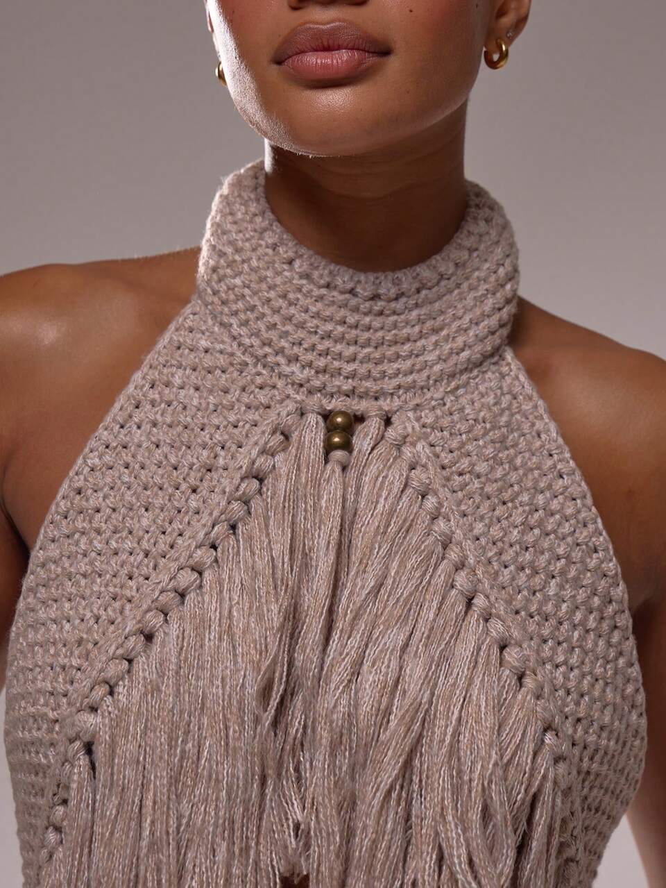 Top Corto in Maglia Beige con Dettaglio Choker, Davanti Aperto e Frange