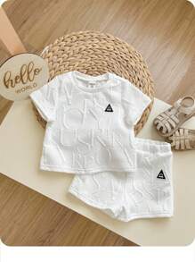 Bộ đồ thường ngày cho bé trai gồm áo tay ngắn in chữ 3D và quần short cạp chun. - trắng - Xem 1