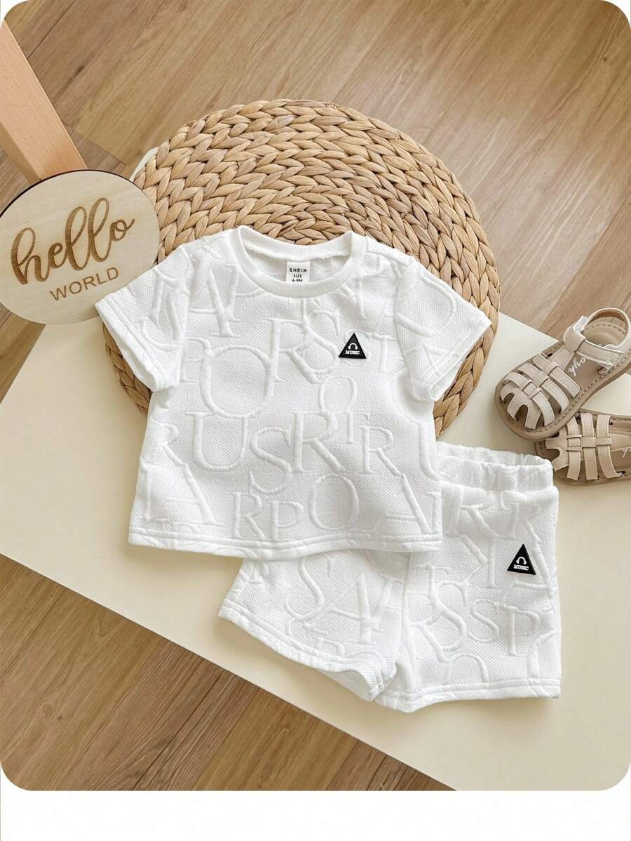 Bộ đồ thường ngày cho bé trai gồm áo tay ngắn in chữ 3D và quần short cạp chun. - trắng - Xem 1