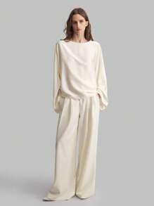 Ontre 2025新款女装系列，百搭实用。特色：船领长袖上衣，廓形独特，缎面面料，超大袖口，简约优雅的商务休闲装。此外，还有杏色船领长袖上衣，复古风的返校季风格，以及低调精致的都市通勤高品质商务休闲办公装。高端机场时尚。