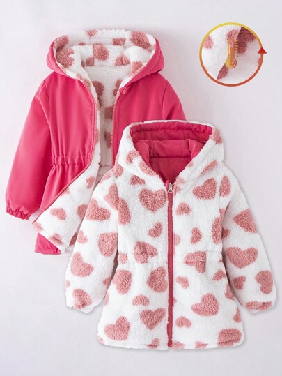 女童冬季双面连帽羽绒服，爱心印花，厚棉内衬，腰部收紧，可爱甜美，适合女宝宝冬季穿着。这款羽绒服采用粉色面料，适合秋季穿着。