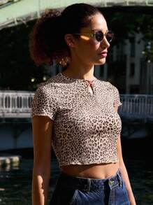 lacRébo Áo thun crop top họa tiết da báo có nơ đỏ và cổ khoét lỗ cho kỳ nghỉ thu đông - Nhiều màu - Xem 6
