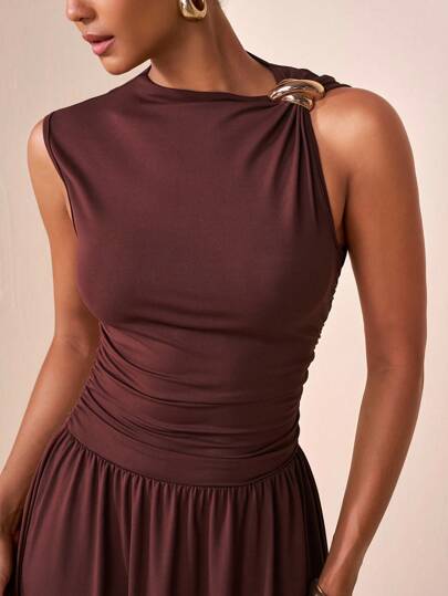 Zivah 2025初秋秋夏新款 日常约会 通勤 商务 淑女优雅 沙滩 邮轮 派对 简约 流行 生日派对 高端派对 圆领 无袖 一字肩棉质 金属扣装饰 腰部褶皱伞裙 A字裙摆设计 棕色修身长裙 女士长裙-B