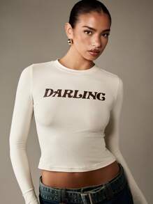 MISSGUIDED Camiseta básica de manga larga con eslogan "Darling", top corto ajustado, camiseta elástica con cuello redondo, moda de declaración de estética Y2K para otoño e invierno
