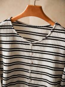 Elaquor Camiseta feminina plus size casual listrada com caimento solto e gola redonda, versátil para o verão - Preto e Branco - Ver 4