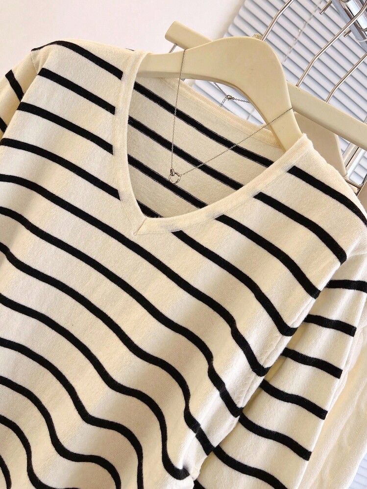 Franclia كنزة صوفية نسائية كورية بسيطة بخصر مشدود وتباين لون الشريط للخريف والشتاء - أبيض وأسود - مشاهدة 5