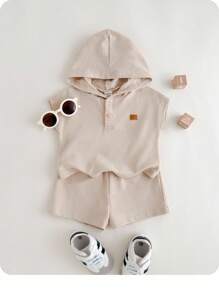 2件套男婴刺绣装饰柔软针织连帽无袖上衣和松紧腰短裤套装 - 杏色 - 查看 1