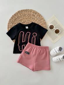 嬰兒男孩字母紋短袖毛衣+裝飾徽章+休閒短褲套裝，圓領常規袖型