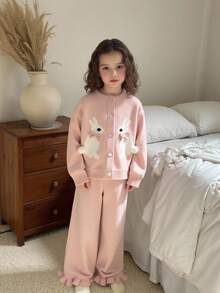 SHEIN Vintaside Kids 休闲可爱的粉色连衣裙，饰有兔子图案和蝴蝶结。两件套包括针织开衫和针织阔腿裤。柔软舒适，适合日常、户外活动、旅行、度假、居家、幼儿园等场合。也可作为开学服、派对服、秋冬季百搭服装、春冬季服装、节日女童装。 - 粉色 - 查看 3