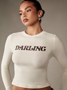 MISSGUIDED Camiseta básica de manga larga con eslogan "Darling", top corto ajustado, camiseta elástica con cuello redondo, moda de declaración de estética Y2K para otoño e invierno