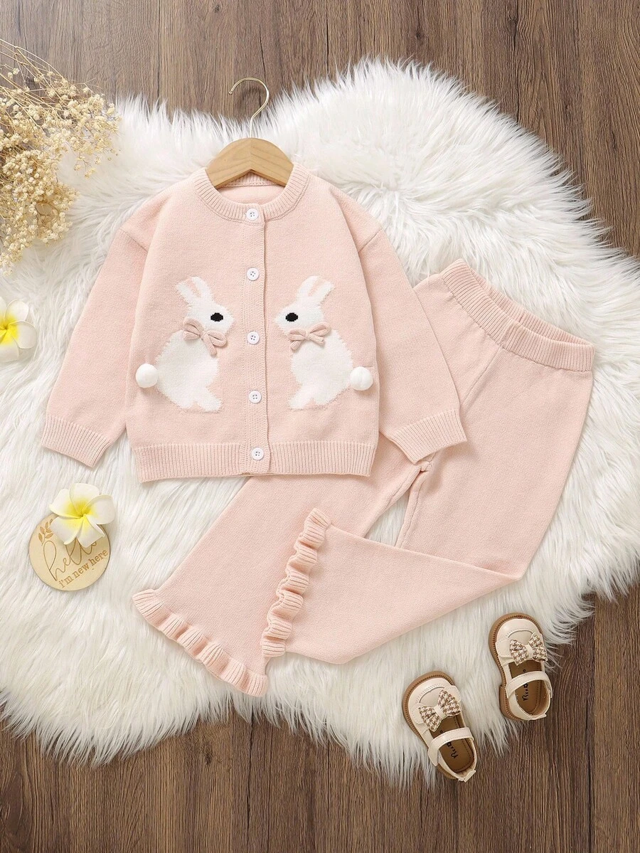 SHEIN Vintaside Kids 休闲可爱的粉色连衣裙，饰有兔子图案和蝴蝶结。两件套包括针织开衫和针织阔腿裤。柔软舒适，适合日常、户外活动、旅行、度假、居家、幼儿园等场合。也可作为开学服、派对服、秋冬季百搭服装、春冬季服装、节日女童装。