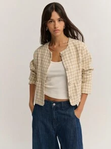 Nöista 这款奶油色格纹粗花呢短款外套，为您的衣橱增添一抹优雅！圆领设计，闪亮的纽扣点缀，修身剪裁，尽显时尚格调，是提升秋冬女装造型的完美之选。搭配牛仔裤，打造休闲优雅造型；叠穿其他单品，则可展现精致的巴黎风情。无论是办公室、早午餐，还是任何您想要展现轻松优雅气质的场合，它都是您的理想之选！ - 杏色 - 查看 5