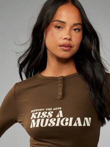 MISSGUIDED Kiss A Musician 长袖婴儿 T 恤复古音乐节亨利式纽扣短款上衣秋冬音乐会乐队商品 Y2K 时尚宣言 - 軍綠色 - 查看 5