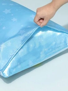 SHEIN X Care Bears Set de 2 fundas de almohada con estampado de osos azules lindos, en dos colores, de tela de microfibra suave y fresca - Celeste - Ver 6