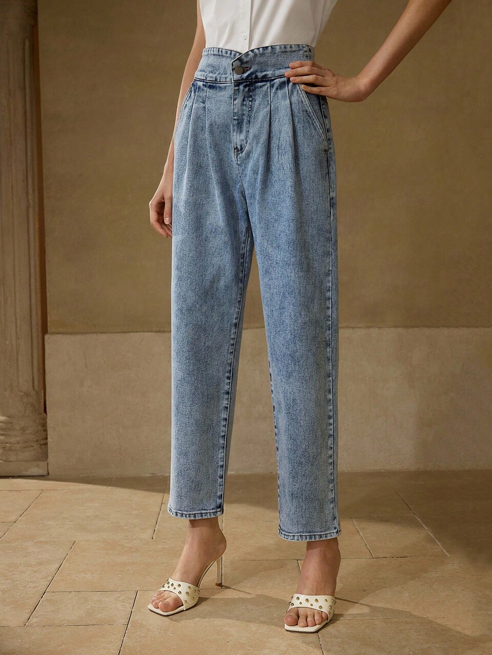 HIGH WAIST FOLD PLEATED SLANT POCKET TAPERED JEANS