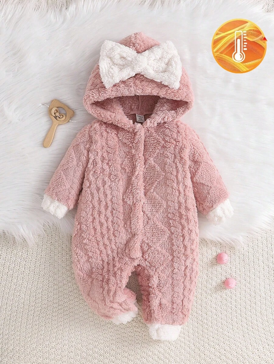 SHEIN 1 件女婴长袖连帽连体衣，毛绒蝴蝶装饰，柔软舒适，绗缝花卉图案羊毛连体衣，前按扣开合，休闲日常穿着，秋冬 - 粉色 - 查看 1