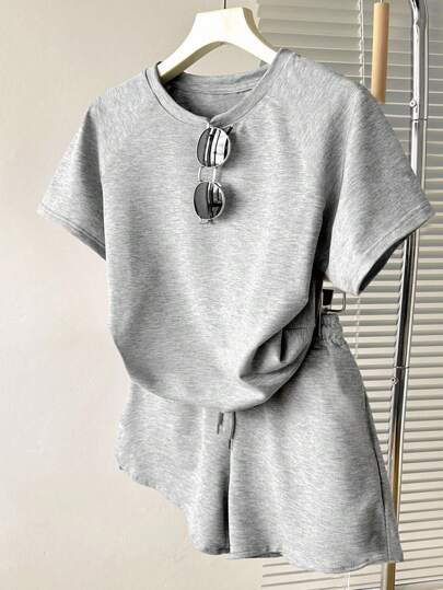 女士圆领宽松短袖上衣和短裤两件套