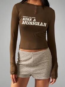 MISSGUIDED Kiss A Musician 长袖婴儿 T 恤复古音乐节亨利式纽扣短款上衣秋冬音乐会乐队商品 Y2K 时尚宣言 - 軍綠色 - 查看 1