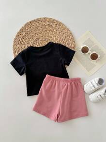 嬰兒男孩字母紋短袖毛衣+裝飾徽章+休閒短褲套裝，圓領常規袖型