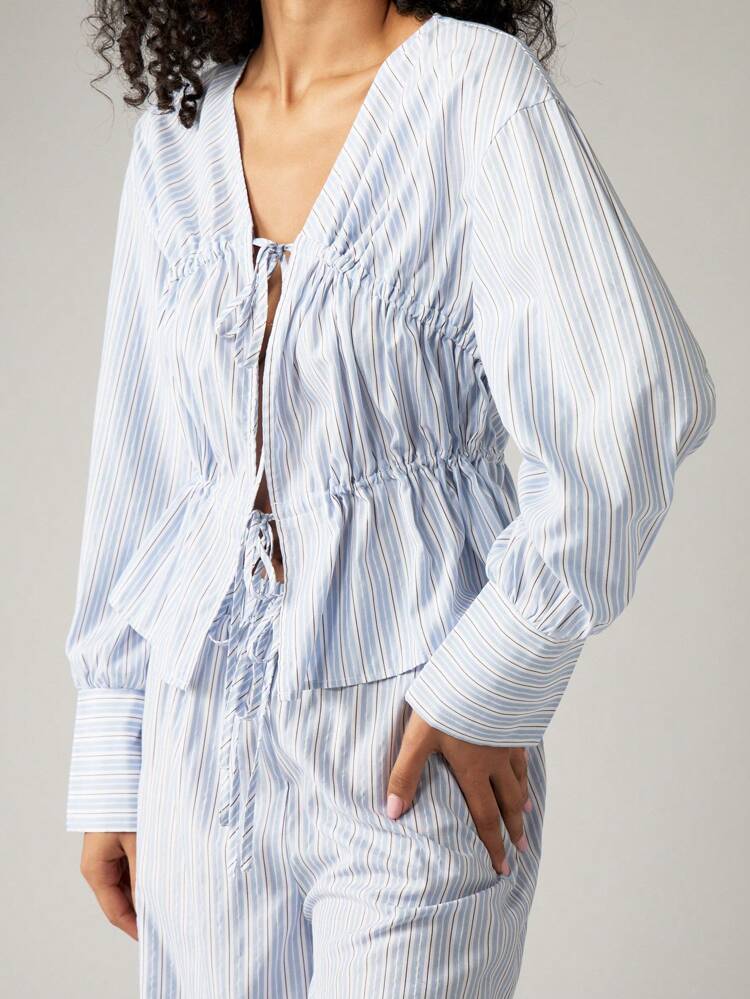 와이드 레그 팬츠와 스트라이프 타이 프런트 블라우스