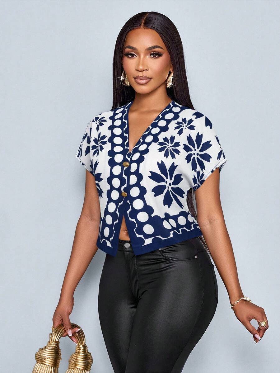 SOLERSUN Damen Bluse mit symmetrisch angeordneten Blumen, Urlaubs-Französischer Lässig Eleganter V-Ausschnitt, Metallknöpfe, asymmetrischer Saum, Kurzarm - marineblau - Übersicht 1