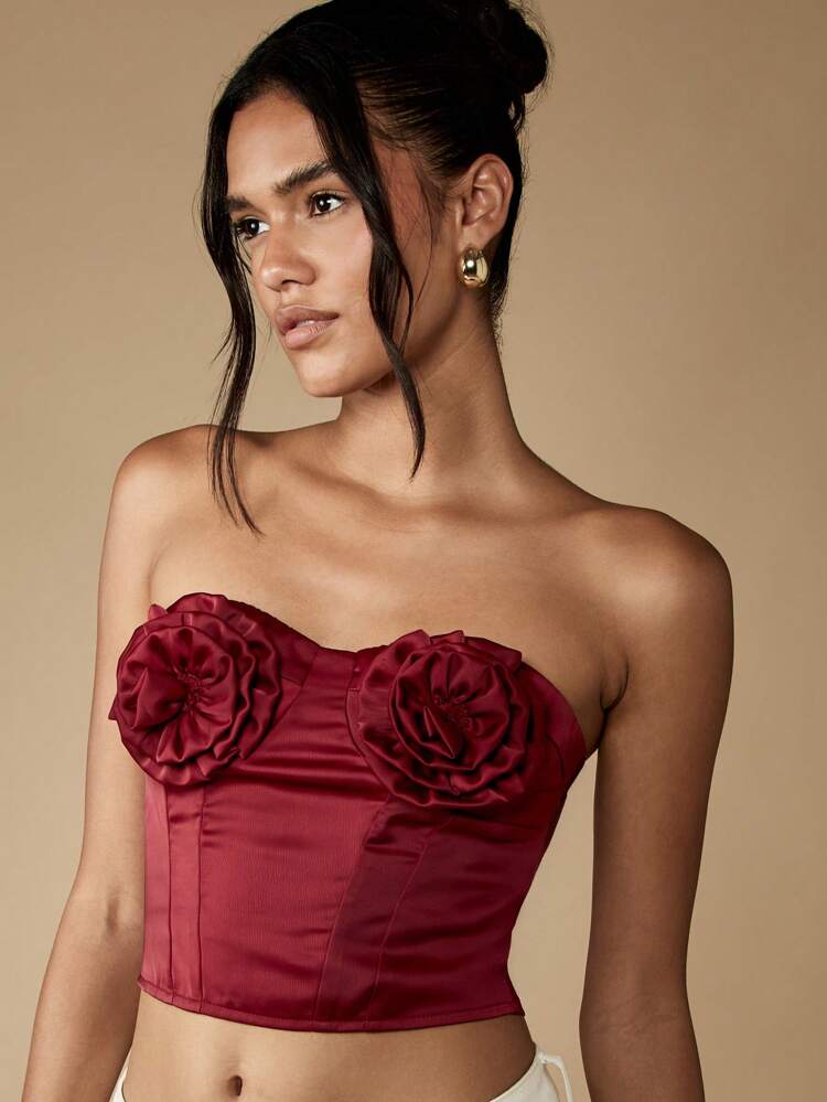MISSGUIDED Elegante top a bustier in raso con dettagli a rosa, indossabile per eventi serali, con scollo a cuore senza spalline, adatto per invitati a matrimoni, con arricciature e stecche, struttura floreale, ideale per il Natale