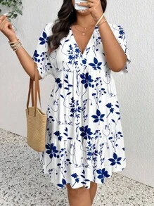 SHEIN Frenchy 大码女式V领短袖休闲度假复古蓝白花花连衣裙，女士夏装，飘逸连衣裙 - 藍白色 - 查看 5
