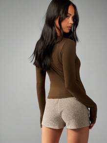 MISSGUIDED Kiss A Musician 长袖婴儿 T 恤复古音乐节亨利式纽扣短款上衣秋冬音乐会乐队商品 Y2K 时尚宣言 - 軍綠色 - 查看 2