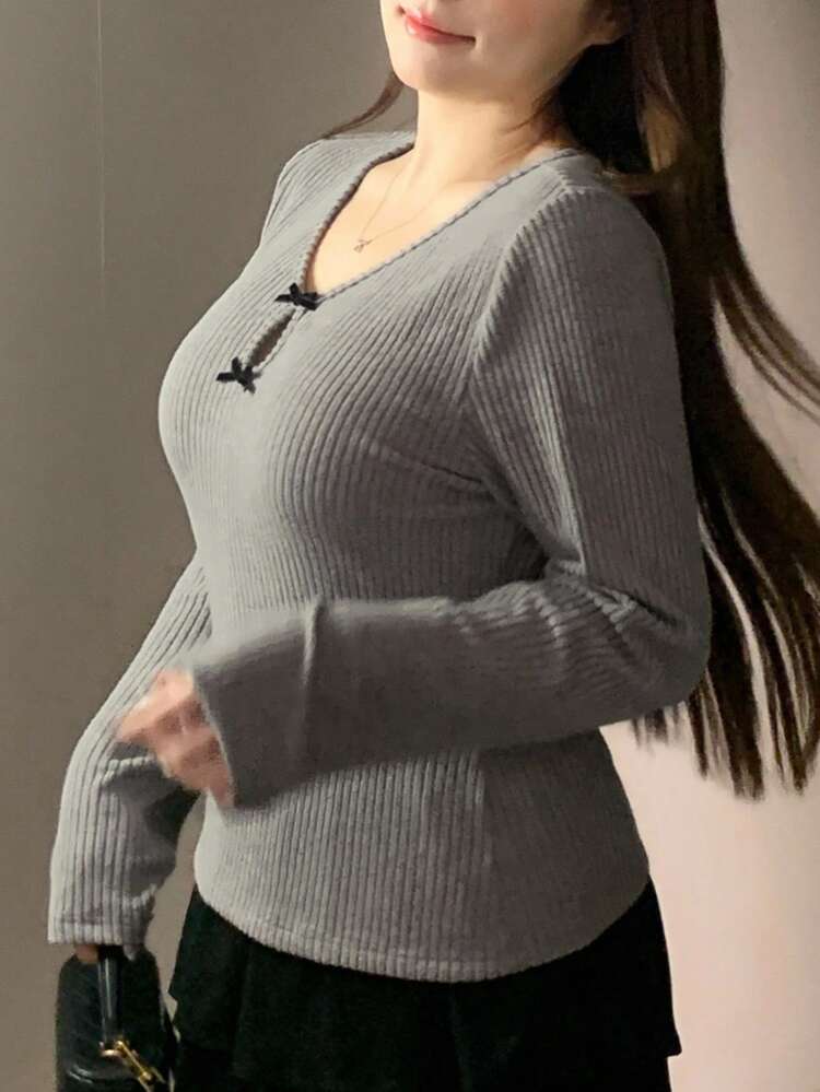 Dazy Plus 大码女式V领纯色弹力蝴蝶结镂空长袖灰色T恤 - 灰色 - 查看 3