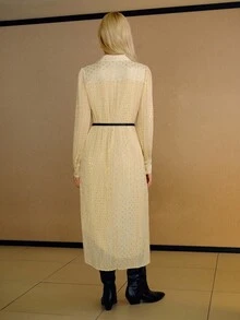 MOTF PREMIUM Vestido camisero plisado con mangas de linterna, estampado de lunares dorados y cinturón - Champán - Ver 3