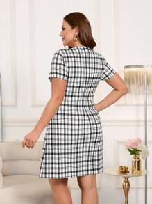 Reflora 加大码女式格子印花面料连衣裙，侧面饰有蝴蝶结，优雅时尚设计圆领休闲连衣裙 - 黑與白 - 查看 2